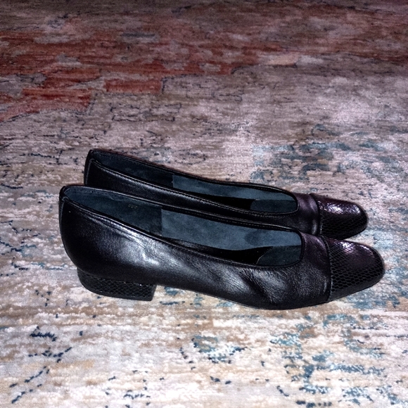VANeli Black Leather loafer Flats Size 9 Narrow (ss) - Picture 1 of 12